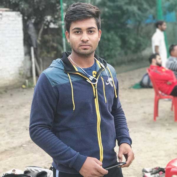 মৃণাঙ্কের ঠিকানায় এর পর একের পর এক নোটিস পাঠিয়েছে পুলিশ। জবাব না পেয়ে তাঁর বাড়িতে গেলে জানিয়ে দেওয়া হয়, মৃণাঙ্কের সঙ্গে তাঁর পরিবারের দীর্ঘ দিন কোনও যোগাযোগ নেই। মৃণাঙ্কের সঙ্গে সমস্ত সম্পর্ক ছিন্ন করেছেন তাঁরা।