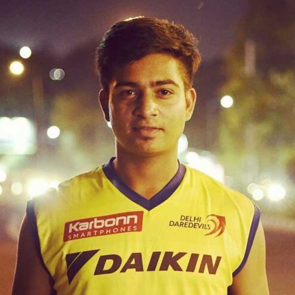 মৃণাঙ্ককের পরিচিতদের কাছে তাঁর দুবাই যাওয়ার কথা জানতে পারে পুলিশ। এর পরেই তাঁর বিরুদ্ধে জারি করা হয় লুক আউট নোটিস। জামিন অযোগ্য ধারায় গ্রেফতারি পরোয়ানাও তৈরি করা হয় মৃণাঙ্কের নামে। সোমবার দিল্লি বিমানবন্দর থেকে গ্রেফতার করা হয় মৃণাঙ্ককে।