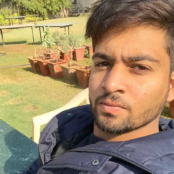 হংকংয়ে যাওয়ার বিমান ধরতে এসেছিলেন মৃণাঙ্ক। অভিবাসন দফতরের আধিকারিকেরা আটকে দেন তাঁকে। মৃণাঙ্ক অবশ্য তার পরেও নিজের পরিচয় বদলানোর চেষ্টা করেছিলেন।