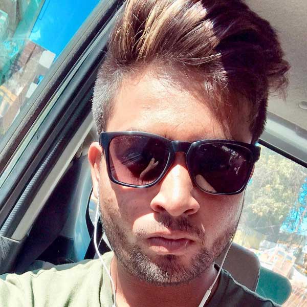 কর্নাটক পুলিশের অতিরিক্ত ডিজি অলোক কুমার হিসাবে পরিচয় দিয়ে দিল্লি পুলিশের পদস্থ কর্তাদের ফোন করেন মৃণাঙ্ক। পুলিশকে বলেন, ‘‘আমার পুত্র মৃণাঙ্ক সিংহকে দিল্লি পুলিশ বেআইনি ভাবে আটকে রেখেছে দিল্লি বিমানবন্দরে। ওকে ছেড়ে দেওয়ার ব্যবস্থা করুন।’’ পুলিশ অবশ্য সেই ফাঁদে পা দেয়নি। মৃণাঙ্ককে গ্রেফতার করা হয়। আপাতত দিল্লি পুলিশের হেফাজতে রয়েছেন তিনি।