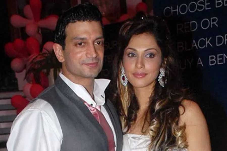 Sources say Bollywood actor Isha Koppikar and Timmy Narang are now divorced
