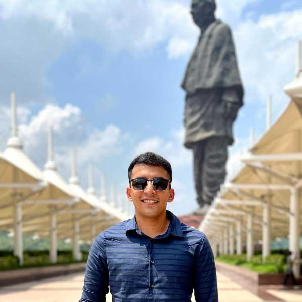 শৈশব থেকে যে হাতে ব্যাট-বল উঠেছে, সেই ব্যাট, উইকেট, বল এবং ২২ গজের দৌড় ছেড়ে দিয়ে কার্তিক হয়ে উঠলেন পুলিশকর্তা। এখন তাঁর ২২ গজের দৌড় বদলে গিয়েছে হাজার হাজার গজের দৌড়ে।