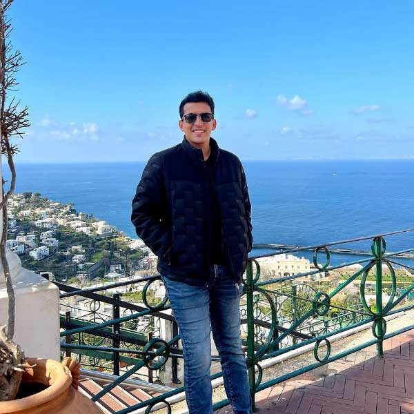 শুধু গলি ক্রিকেটই নয়, অনূর্ধ্ব ১৩, ১৫, ১৭ এবং ১৯-এ ক্রিকেট খেলেছেন কার্তিক। বিশ্ববিদ্যালয় স্তরে ক্রিকেটে যথেষ্ট নামডাক ছিল তাঁর। খেলায় নিজেকে আরও বেশি করে উজাড় করে দেওয়ার প্রস্তুতি নিচ্ছিলেন তিনি। আচমকাই সেই দৌড় থমকে যায়।