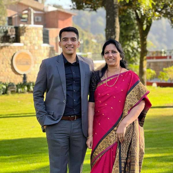 তবে এক জন স্পোর্টসম্যান যে কখনও থেমে থাকেন না, জীবনকে অন্য খাতে বয়ে নিয়ে গিয়ে সেটাই যেন প্রমাণ করেছিলেন কার্তিক। ক্রিকেটার থেকে সম্পূর্ণ একটা আলাদা জগতে ঢুকে পড়েন তিনি। খেলা তো না হয় থমকে গিয়েছে, কিন্তু ইঞ্জিনিয়ার কার্তিককে দমাতে পারেনি।