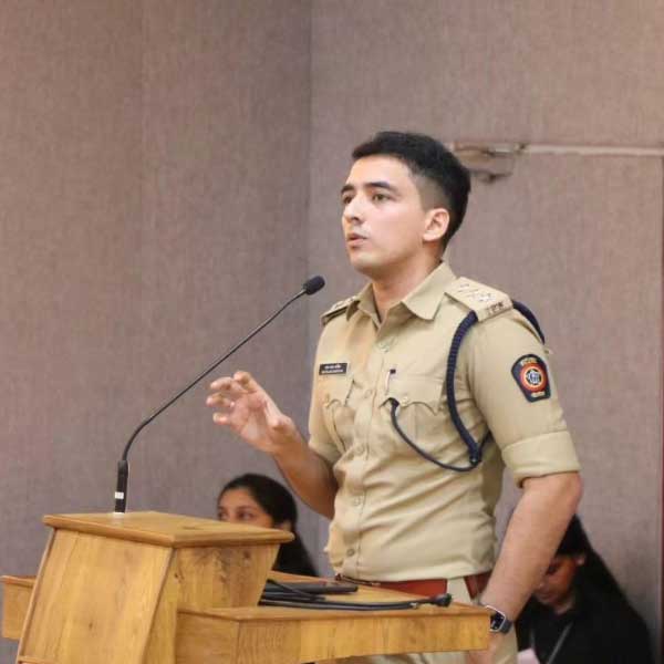 কার্তিকের খেলার এই গতি থমকে যাওয়ার নেপথ্যে কী কারণ ছিল, তা নিয়ে নানা কাহিনিও আছে বটে। তবে সেগুলি খুব একটা স্পষ্ট নয়। কয়েকটি প্রতিবেদনে দাবি করা হয়েছে, ব্যক্তিগত কারণ এবং আঘাতের জন্যই নাকি খেলার জগৎ থেকে নিজেকে সরিয়ে নিয়েছিলেন কার্তিক।