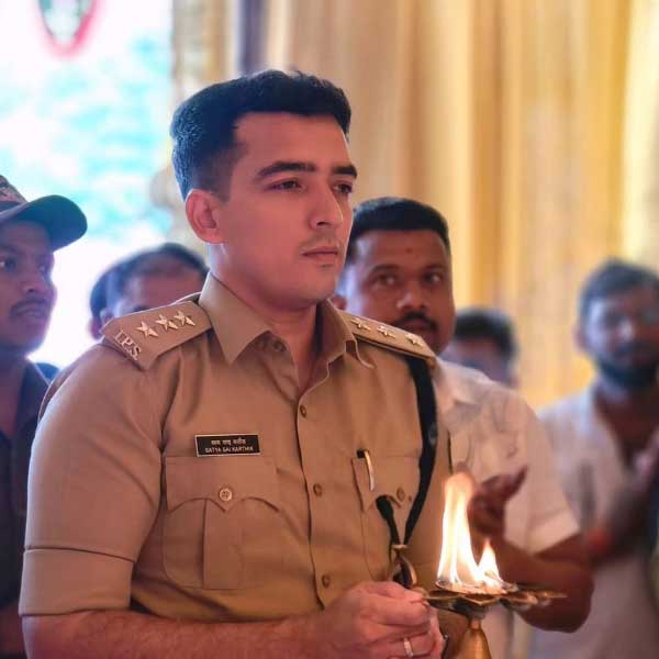 জওহরলাল নেহরু টেকনোলজিক্যাল ইউনিভার্সিটি থেকে কম্পিউটার সায়েন্স ইঞ্জিনিয়ারিং নিয়ে পড়াশোনা করেছেন কার্তিক। তার পর একটি সংস্থায় কাজও করেছিলেন বেশ কিছু দিন। কিন্তু খেলার জগৎ থেকে সরে আসায় কিছু একটা করার, নিজেকে উচ্চ পদে প্রতিষ্ঠিত করার খিদেটা বেড়ে গিয়েছিল তাঁর।