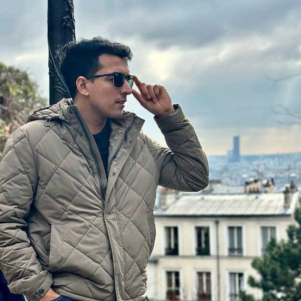 কার্তিক উপলব্ধি করেন কোনও সংস্থায় কাজ করে লক্ষ্যপূরণ করতে পারবেন না তিনি। আর এখান থেকেই তাঁর চিন্তাভাবনা অন্য দিকে মোড় নেয়। কার্তিক স্থির করেন, তিনি ইউপিএসসি দেবেন। আইপিএস অফিসার হবেন। যেমন ভাবনা, তেমন কাজ। লক্ষ্যকে সামনে রেখে দৌড় শুরু করলেন তিনি।