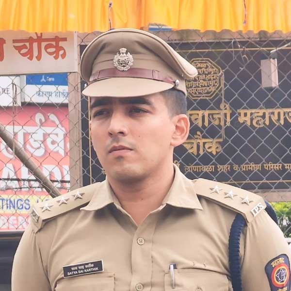 কিন্তু এই পথও যে খুব একটা সহজ নয় সেটা জানতেন কার্তিক। প্রস্তুতি নেওয়া তো শুরু করলেন তিনি, কিন্তু ব্যর্থ হলেন। ইউপিএসসির প্রিলিমিনারি পাশই করতে পারছিলেন না কার্তিক। পর পর তিন বার ব্যর্থ হয়েও হাল ছাড়েননি তিনি।