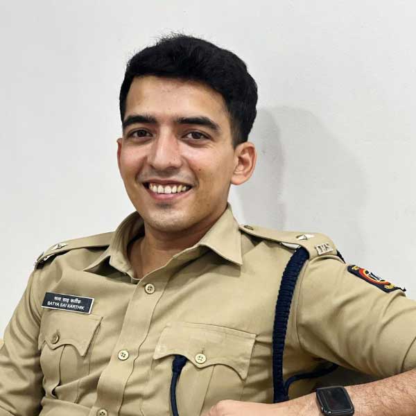 বর্তমানে কার্তিক মহারাষ্ট্রে কর্মরত। এক জন ক্রিকেটার থেকে সম্পূর্ণ ভিন্ন পথে গিয়ে হায়দরাবাদের কার্তিক হয়ে উঠলেন এক জন আইপিএস অফিসার।