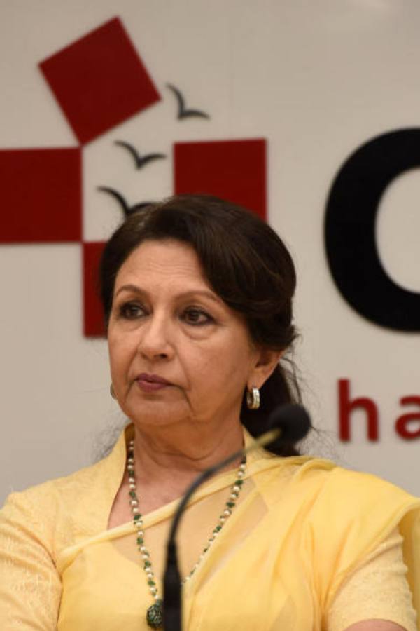 সেই সময়ের স্মৃতিচারণ করে সইফ জানান, তাঁর কথা শুনে নাকি চোখে জল চলে এসেছিল শর্মিলার। তাঁর কথায়, ‘‘আমি আগে অমৃতার সঙ্গে দেখা করেছিলাম। আমার ওকে ভালও লেগেছিল।’’