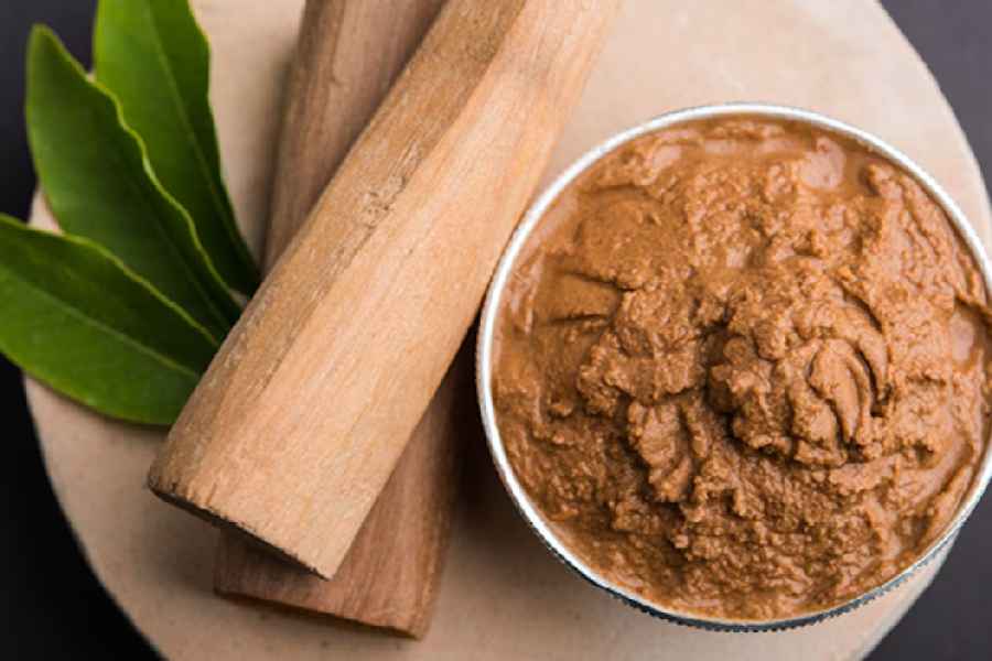 Three ways to use sandalwood powder for flawless skin during winter.