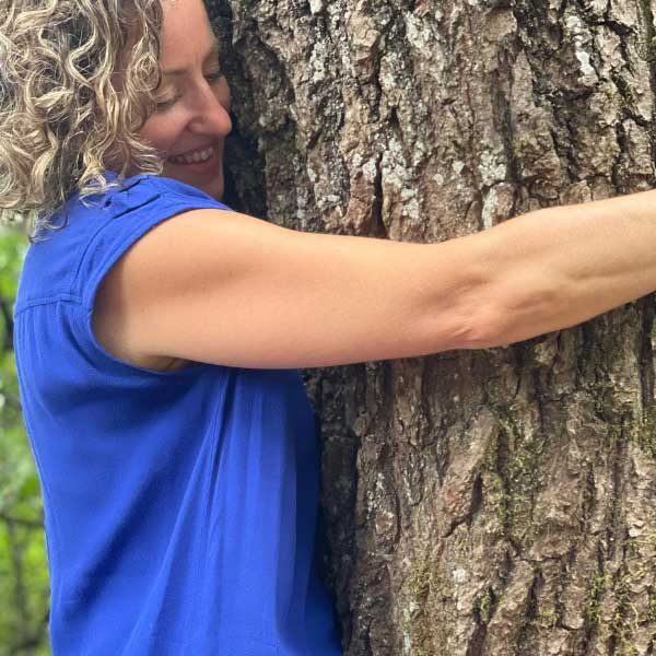 তিনি গাছের সঙ্গে একলা হতে চান। একান্ত মুহূর্তে শরীরে শরীর জড়িয়ে নেন আষ্টেপৃষ্ঠে। তাতেই তাঁর সুখ। সম্ভোগ।