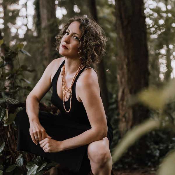 কী ভাবে প্রেমে পড়লেন, কেমনই বা সেই প্রেম, তার বিস্তারিত কাহিনি শুনিয়েছেন সনিয়া। জানিয়েছেন, এক জন প্রেমিকা সব সময়েই তাঁর প্রেমিকের মধ্যে কিছু না কিছু গুণের সন্ধানে থাকেন। তাঁরও তেমন কিছু চাহিদা ছিল। বহু সঙ্গীর মধ্যে অনেক খুঁজেও সেই বৈশিষ্ট্যের খোঁজ পাননি তিনি। তাঁর প্রিয় বুড়ো ওক গাছ সেই চাহিদা মিটিয়েছে। 