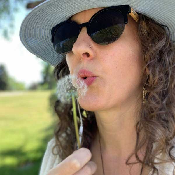 সনিয়ার এমন পছন্দ অবশ্য অস্বাভাবিক নয়। বরং এই ধরনের ভাবনাচিন্তা যাঁরা করেন, তাঁদের এক বিশেষ নামও রয়েছে। প্রকৃতির মধ্যেই প্রেম খুঁজে নেওয়া এই ধরনের মানুষকে বলা হয় ইকোসেক্সুয়াল। বাংলায় বলা যেতে পারে ‘সবুজ যৌনতার পূজারী’। এঁরা পৃথিবীকেই নিজের প্রেমিক বা প্রেমিকা বলে ভাবতে ভালবাসেন। 