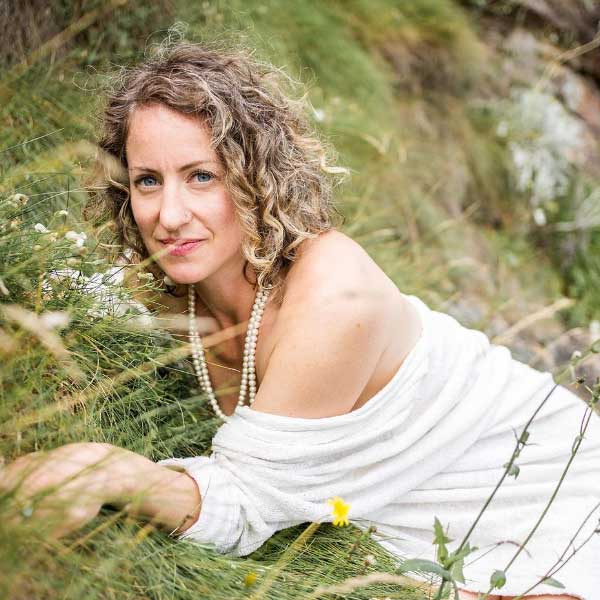 কিন্তু দুটি আলাদা প্রজাতির মধ্যে প্রেম! সে-ও কি সম্ভব? মানুষের সঙ্গে মানুষের শরীর এবং মনের যে সম্পর্ক গড়ে ওঠে, গাছের সঙ্গে মানুষের সেই একই সম্পর্ক তৈরি হয় কী ভাবে? কী করেই বা একটি গাছকে দেখে শরীরী কামনা জাগ্রত হবে? এ সব প্রশ্নের জবাব দিয়েছেন সনিয়া নিজেই।