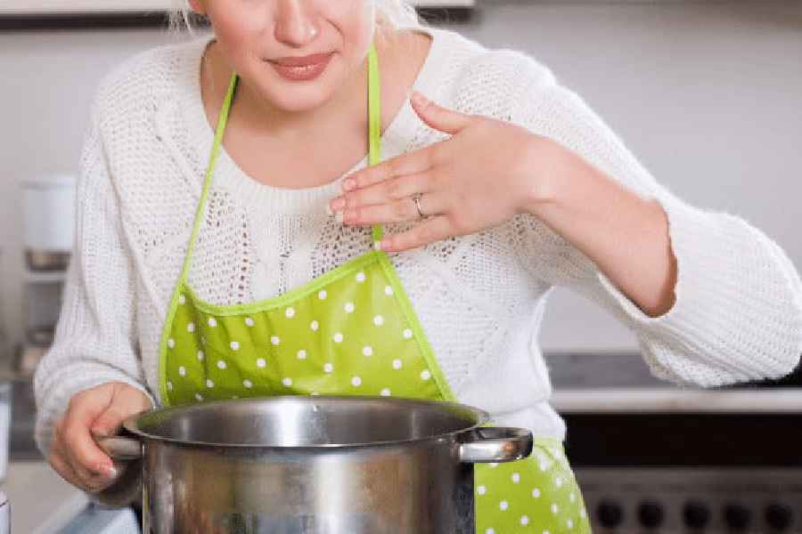 Brilliant hacks to remove odd smell from utensils