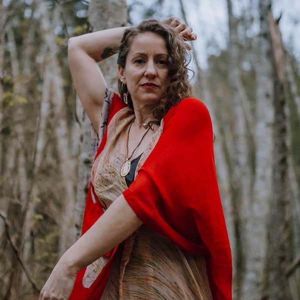 তাঁর নিজের প্রেমের কাহিনিও শুনিয়েছেন সনিয়া। কানাডার ভ্যাঙ্কুভারের বাসিন্দা তিনি। ২০২০ সালের অতিমারির সময়ে এখানে এসেছিলেন। সেই সময় প্রতিদিন কাছেপিঠে হাঁটতে বার হতেন সনিয়া। তখনই তাঁর আলাপ ‘প্রেমিকের’ সঙ্গে। 