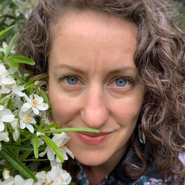 সনিয়ার কথায়, ‘‘সপ্তাহে পাঁচ দিন হাঁটতে যেতাম। যত বারই এই গাছের কাছে আসতাম একটা অদ্ভুত অনুভূতি হত ভিতরে। গাছটির কাছে দাঁড়িয়ে থাকতে ইচ্ছে হত। তাকে ছুঁয়ে থাকার অদম্য ইচ্ছে হতে। মাঝেমাঝেই গাছটার গায়ে হেলান দিয়ে শুয়ে বা বসে থাকতাম। তখন থেকেই আমাদের প্রেমের শুরু।’’