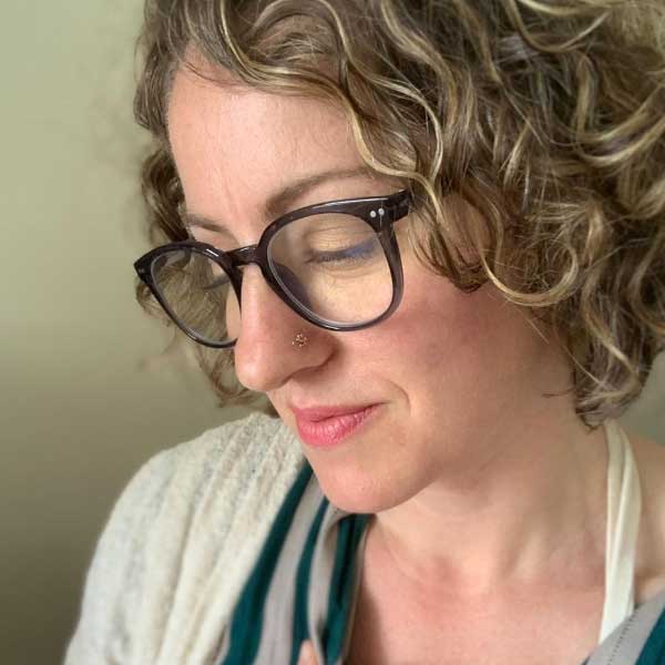 বহু বছরের পুরনো ওই ওক গাছ। দু’হাতের বেড় দিয়েও তার গুঁড়িকে পুরোপুরি জড়িয়ে ধরতে পারেন না সনিয়া। দৈর্ঘ্যেও বিরাট। আর এই বিশালত্বেই প্রাণের-মনের-শরীরের আরাম সনিয়ার।