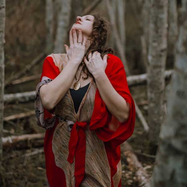 সনিয়া বলেছেন, এই এত বড় একটা জীবন্ত শরীর আমাকে ছুঁয়ে আছে, আমাকে ঘিরে আছে, আমাকে আড়াল করে রেখেছে ভাবলেই শিহরন হয় শরীরে। 