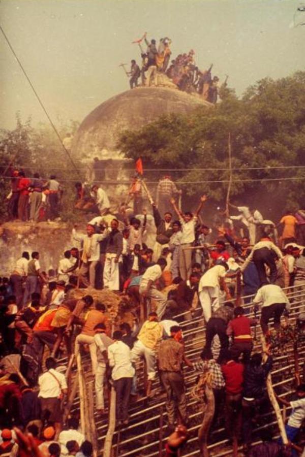 সেই সিডিতে ছিল বাবরি মসজিদ ভেঙে ফেলার দৃশ্য। ১৯৯২-এর ৬ ডিসেম্বর গাঁইতি হাতে করসেবকদের বাবরি মসজিদের গম্বুজের উপরে উঠে পড়ার ছবি। ভেঙে ফেলার ছবি। তার আগে ১৯৯০-এ করসেবকদের উপরে গুলি চালানোর দৃশ্য। 