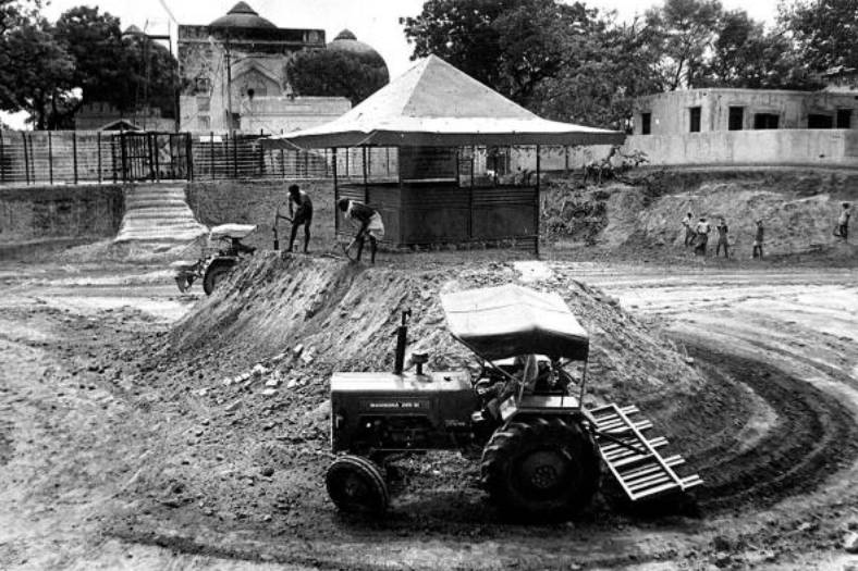 শুধু দীপক শর্মার দোকান নয়। হনুমানগড়ি মন্দিরকে বাঁ হাতে রেখে অযোধ্যায় সবথেকে উঁচু রাজদ্বার মন্দিরের পাশ দিয়ে ‘রাম জন্মভূমি’-র দিকে এগোলে দু’দিকের রকমারি জিনিসপত্রের পসরা সাজিয়ে বসা প্রতিটি দোকানে সেই সিডি মিলত।