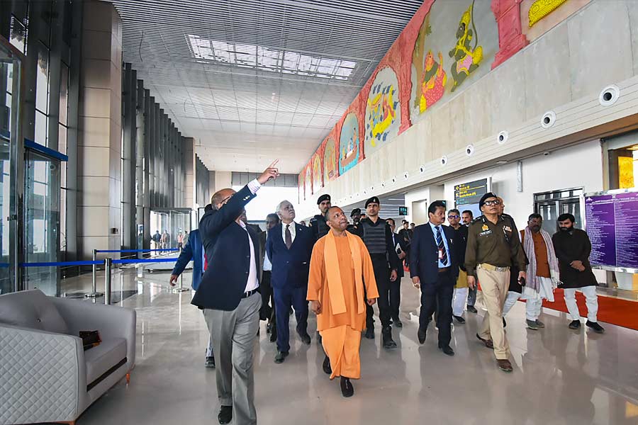 ইন্ডিয়া টুডের প্রতিবেদনে প্রকাশ, নতুন করে রেলস্টেশন এবং বিমানবন্দর তৈরি করা হলেও তাতে রয়েছে রামায়ণের ছোঁয়া। বৃহস্পতিবার সংবাদ সংস্থার তরফে জানানো হয়েছে নতুন বিমানবন্দরের নামেও রয়েছে রামায়ণের প্রভাব।