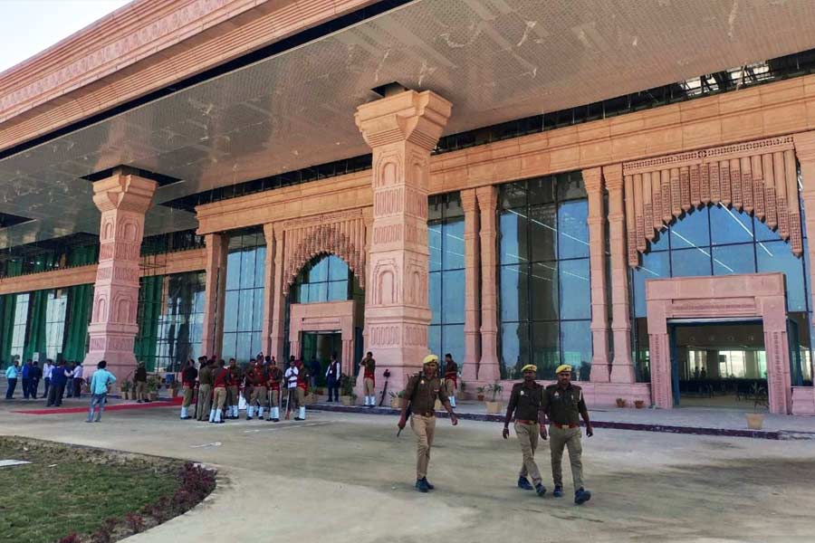 উত্তরপ্রদেশের অযোধ্যায় যে নতুন বিমানবন্দর তৈরি করা হচ্ছে, তার নাম রাখা হতে পারে রামায়ণের স্রষ্টা মহর্ষি বাল্মীকির নামে। বিমানবন্দরের নতুন নাম হতে পারে ‘মহর্ষি বাল্মীকি আন্তর্জাতিক বিমানবন্দর অযোধ্যাধাম’।