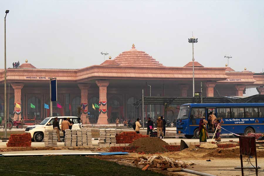 অযোধ্যার বিমানবন্দরটি আগে ‘মর্যাদা পুরুষোত্তম শ্রী রাম অযোধ্যা আন্তর্জাতিক বিমানবন্দর’ হিসাবে পরিচিত ছিল। শনিবার বিমানবন্দর উদ্বোধনের দিন থেকেই এয়ার ইন্ডিয়া এবং ইন্ডিগোর বিমান চলাচল শুরু হবে।