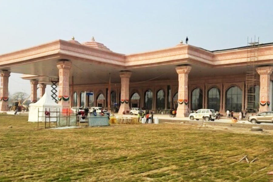 বিমানবন্দর সূত্রে খবর, রামমন্দিরের ঐতিহ্য তুলে ধরা হয়েছে অযোধ্যার বিমানবন্দরের অন্দরসজ্জায়। শুধুমাত্র বিমানবন্দরের ভিতরেই নয়, বিমানবন্দরের বহির্গঠনেও রয়েছে রামমন্দিরের আদলের ছোঁয়া।