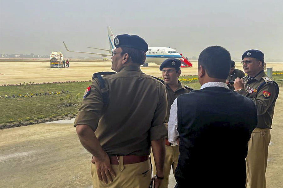 রাবণ বধ করার পর অযোধ্যায় ফিরেছিলেন রাম এবং যুদ্ধজয়ের পর যে উল্লাস, যে অনুভূতি— তা যেন সকল বিমানযাত্রীরাই উপভোগ করতে পারেন সে কথা মাথায় রেখে নতুন আদলে তৈরি করা হয়েছে অযোধ্যার বিমানবন্দর।