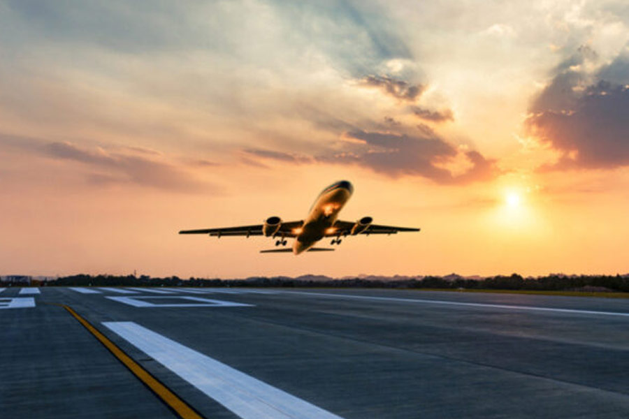 অযোধ্যার বিমানবন্দরের মাথায় রয়েছে প্রচুর শিখর। এক একটি শিখরের উচ্চতা এক এক রকম। শিখরের উপর কারুকার্যগুলিও দেখার মতো।