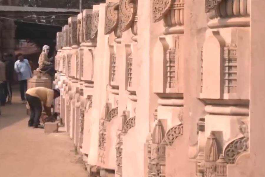 অযোধ্যার বিমানবন্দরের টার্মিনালটি এমন ভাবে সাজানো হয়েছে যার পরতে পরতে রামায়ণ মহাকাব্যের ছোঁয়া। বিমানবন্দরের এক আধিকারিক সূত্রে খবর, কোনও যাত্রী যদি পুরো বিমানবন্দরটি হেঁটে ঘুরে দেখেন, তা হলে তিনি রামের সম্পূর্ণ জীবনকাহিনি বিমানবন্দরের দেওয়ালে চাক্ষুষ করতে পারবেন।