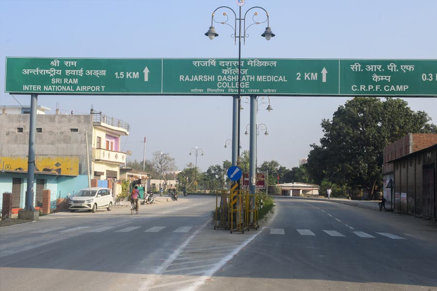 টার্মিনালের অন্দরসজ্জায় রামায়ণের পাশাপাশি অযোধ্যার প্রাসাদের পরিবেশও তৈরি করা হয়েছে। প্রায় সাড়ে ছ’হাজার বর্গমিটার এলাকা জুড়ে তৈরি হয়েছে বিমানবন্দরের নতুন টার্মিনাল ভবন।