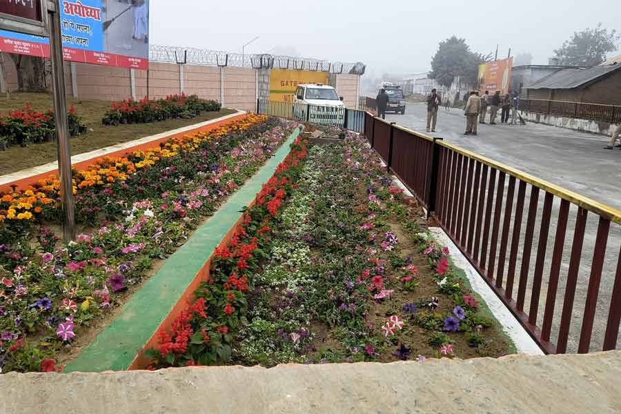 অযোধ্যা বিমানবন্দরের প্রথম পর্যায়ের নির্মাণকার্যে আনুমানিক ১,৪৫০ কোটি টাকা খরচ করা হয়েছে। সূ্ত্রের খবর, দ্বিতীয় পর্যায়ে আরও একটি টার্মিনাল ভবন তৈরি করা হবে অযোধ্যা বিমানবন্দরে। 