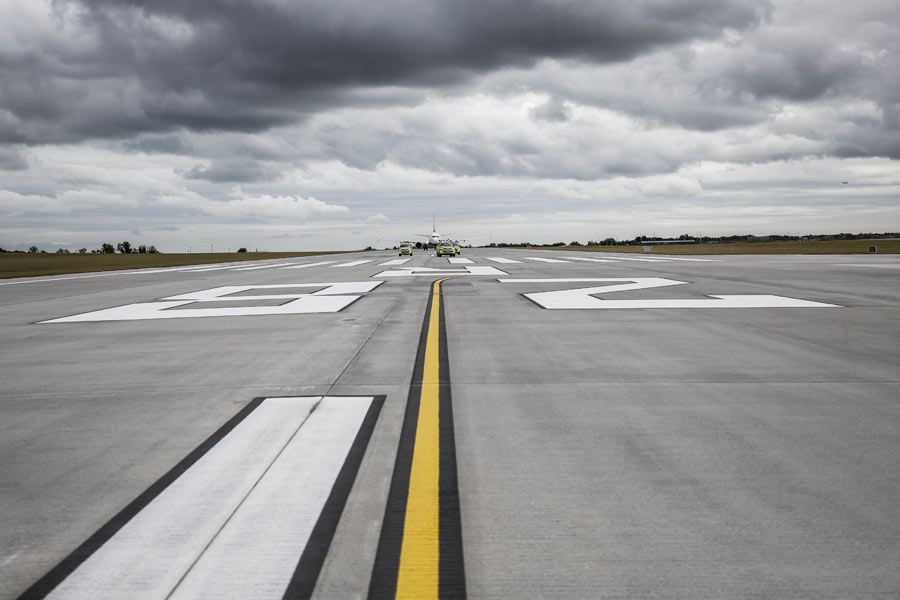 নতুন টার্মিনাল ভবনের রানওয়েও প্রসারিত করার পরিকল্পনা রয়েছে বলে জানা গিয়েছে। দ্বিতীয় পর্যায়ের নির্মাণের সময়েই রানওয়ে সম্প্রসারণ করা হবে।