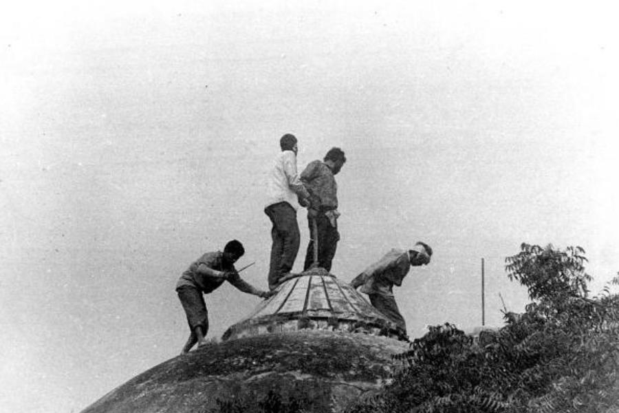 আর এখন? সব অদৃশ্য। বাবরি মসজিদ ভাঙার দৃশ্য সম্বলিত কোনও সিডি-র আর অযোধ্যায় দেখা মিলবে না। অযোধ্যার ইতিহাস থেকে কেউ যেন নিপুণ ভাবে বাবরি মসজিদ ভেঙে ফেলার অধ্যায় মুছে ফেলছে। আগে রামলালার দর্শন করে বার হলে ভক্তদের ঘিরে ধরতেন স্থানীয় হকারেরা। 