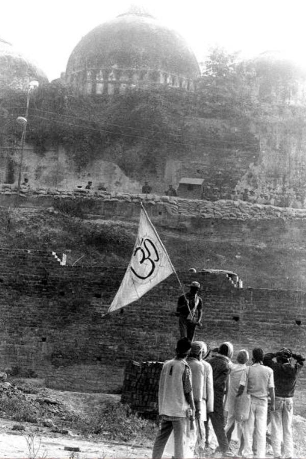 দীপক শর্মা সিডির পসরা তুলে দিয়ে ভাল করে চায়ের দোকানটা সাজিয়েছেন। সেই সিডিগুলো কোথায় গেল? দীপক হাসেন। ‘‘ও সব তো কেউ কেনে না। সব তো এখন ইন্টারনেটেই দেখা যায়।’’