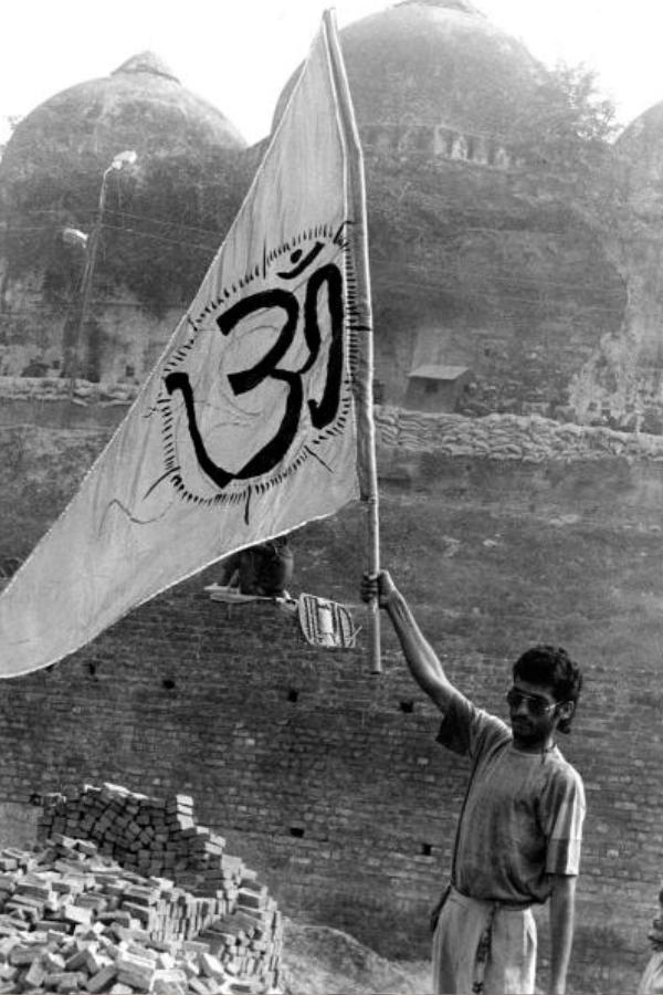 হনুমানগড়ির সামনের রাস্তায় গত দশ বছর ধরে ঘুরে ঘুরে সিডি বেচতেন অপূর্ব সোনকর। তাঁর বক্তব্য, ‘‘বাড়িতে হাজার দুয়েক সিডি জমে রয়েছে। এ বার ফেলে দিতে হবে। ও সব কেউ কেনে না। আর বাবরি মসজিদ ভাঙা নিয়ে কেউ কথা বলতেও চায় না।’’