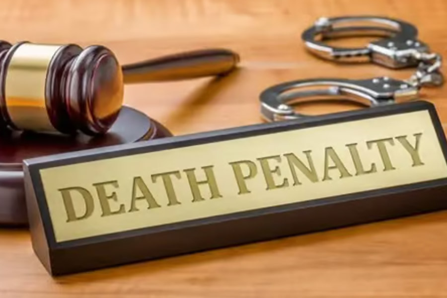 ভারতীয় নৌসেনার আট প্রাক্তন আধিকারিকের মৃত্যুদণ্ডের সাজা রদ করেছে কাতার। বৃহস্পতিবার বিদেশ মন্ত্রকের তরফে জানানো হয়েছে, তাদের আবেদন মেনে কাতারের একটি আদালত ওই আট জনের মৃত্যুদণ্ডের সাজা মকুব করেছে।