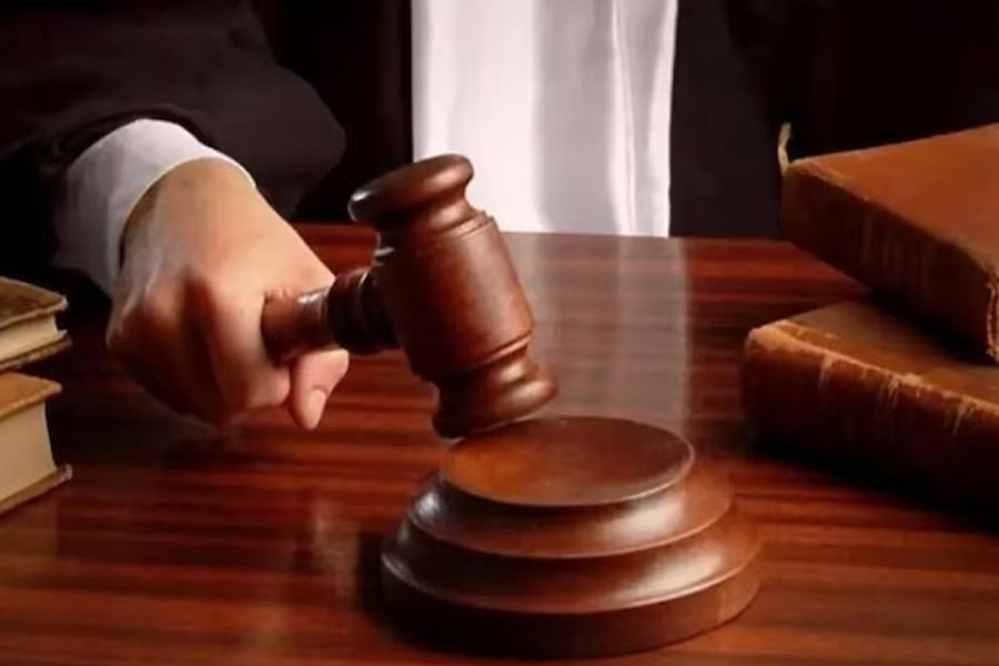 নৌসেনার আট সেনা আধিকারিকের মৃত্যুদণ্ডের সাজা রদ করার সিদ্ধান্তের নেপথ্যে অনেকেই ভারতের কূটনৈতিক সাফল্যকে দেখছেন। ভারত কী ভাবে এই কূটনৈতিক চালে কিস্তিমাত করল, তা নিয়েও চর্চা চলছে।