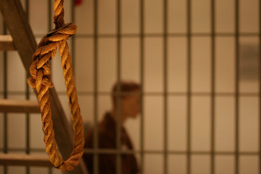 গত ২৬ অক্টোবর কাতারের একটি বেসরকারি সংস্থায় কর্মরত ওই আট জনকে মৃত্যুদণ্ডের সাজা শোনায় কাতারের একটি আদালত। জানা যায় যে, দুর্নীতি এবং ইজ়রায়েলের হয়ে চরবৃত্তির অভিযোগেই মৃত্যুদণ্ডের সাজা দেওয়া হয়েছে তাঁদের।