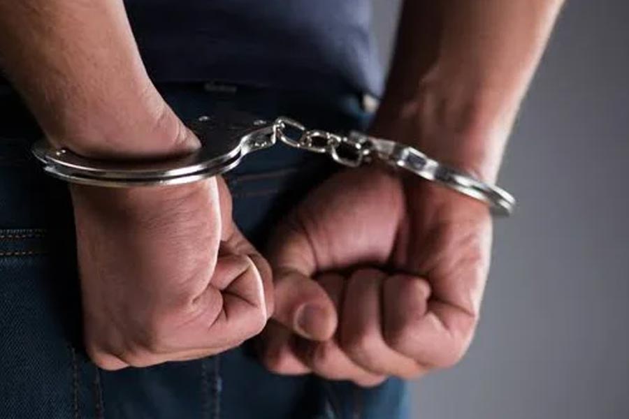 এই সংস্থার মালিক তথা ওমানের বায়ুসেনার প্রাক্তন আধিকারিক খামিস আল আজামিকে আগেই গ্রেফতার করেছিল কাতার প্রশাসন। যদিও ২০২২ সালের নভেম্বর মাসে তাঁকে মুক্তি দিয়ে দেওয়া হয়। কিন্তু ওই একই মামলায় চলতি বছরের অগস্ট মাসে আটক করা হয় ভারতীয় নৌসেনার আট প্রাক্তন আধিকারিককে।