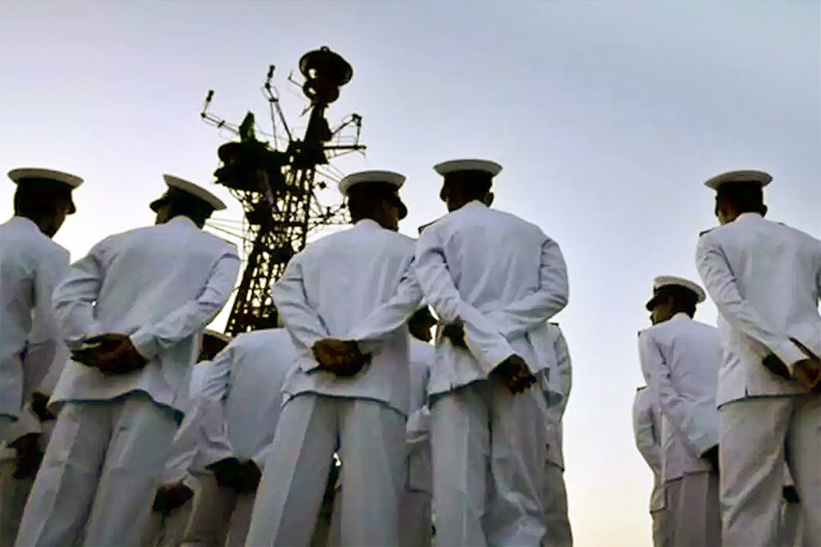 নৌসেনার একটি সূত্র মারফত জানা যায়, ওই আট জন নিজেদের কর্মজীবনে যথেষ্ট দক্ষতার পরিচয় দিয়েছিলেন। পরে তাঁরা স্বেচ্ছা অবসর নিয়ে কাতারের ওই বেসরকারি সংস্থায় যোগ দেন। সংস্থাটি মূলত কাতারের নৌবাহিনীকে প্রশিক্ষণ দেওয়ার কাজ করত বলে ওই সূত্র মারফত জানা গিয়েছে।