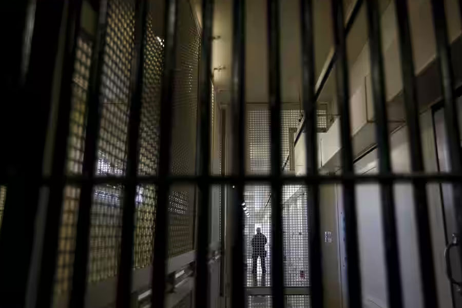 আট জনের মৃত্যুদণ্ডের সাজা ঘোষণা হওয়ার পরেই ভারত সরকার সংক্ষিপ্ত বিবৃতি দিয়ে জানিয়েছিল, গোটা ঘটনাটি ‘অত্যন্ত দুর্ভাগ্যজনক’। একই সঙ্গে নয়াদিল্লি জানিয়েছিল যে, এই মামলায় তারা সম্ভাব্য সমস্ত আইনি দিক খতিয়ে দেখছে।