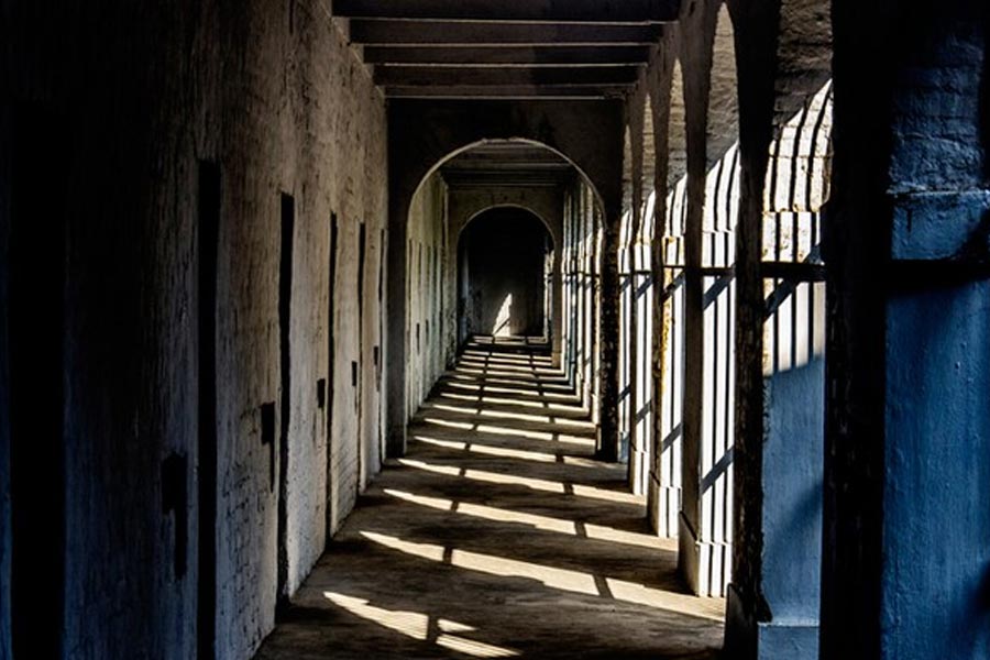 প্রশ্ন হল, ওই আট জনের ভাগ্য এখন কোন পথ ধরে এগোবে? এ ক্ষেত্রে একাধিক সম্ভাবনার কথা শোনা যাচ্ছে। এক, কাতারের কোনও জেলেই বাকি জীবন কাটাতে হতে পারে তাঁদের।