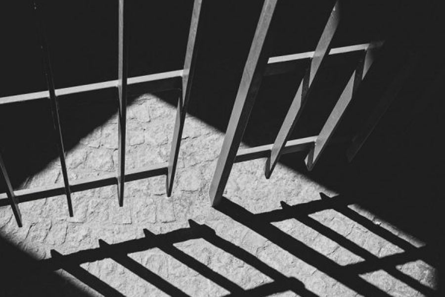 দুই, কাতারের আমির ‘মানবিকতার খাতিরে’ তাঁদের মুক্তি দিতে পারেন। আর তিন, ভারতে ওই আট জনকে ফিরিয়ে আনা হতে পারে। সে ক্ষেত্রে ভারতের কোনও জেলেই কয়েদবাসের গোটা পর্ব কাটাতে হতে পারে তাঁদের।