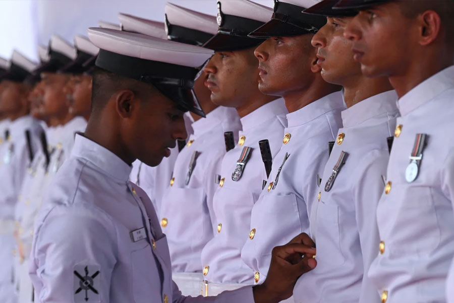 কাতারে মৃত্যুদণ্ডের সাজামুক্ত প্রাক্তন নৌসেনা কর্তারা হলেন, ক্যাপ্টেন নবতেজ সিংহ গিল, ক্যাপ্টেন বীরেন্দ্রকুমার বর্মা, ক্যাপ্টেন সৌরভ বশিষ্ঠ, কমান্ডার অমিত নাগপাল, কমান্ডার পূর্ণেন্দু তিওয়ারি, কমান্ডার সুগুণাকর পাকালা, কমান্ডার সঞ্জীব গুপ্তা এবং নাবিক রাজেশ। 