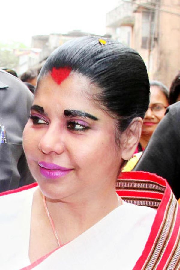 প্রাক্তন আইপিএস অথা বিজেপি নেত্রী ভারতী ঘোষ এবং তাঁর ‘ঘনিষ্ঠ’ পুলিশ অফিসারদের সোনা প্রতারণা মামলায় নয়া মোড়। ঘাটাল ট্রেজারিতে থাকা উদ্ধার করা টাকা মেদিনীপুর আদালতে সরানোর কাজ শুরু হয়ে গিয়েছে।  