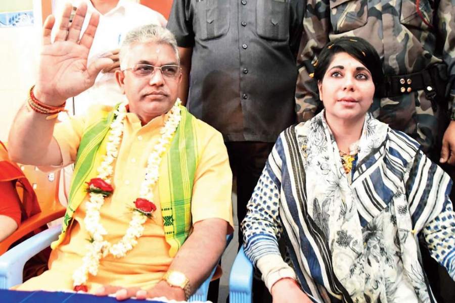 সোনা প্রতারণা মামলায় জড়িত ভারতী ঘোষ ও অন্য পুলিশ অফিসারদের বাড়ি থেকে প্রায় পাঁচ বছর আগে কয়েক কোটি টাকা উদ্ধার হয়েছিল বলে পুলিশ সূত্রে দাবি। সেই টাকা রাখা ছিল ঘাটাল মহকুমা অফিসের ট্রেজারিতে। 